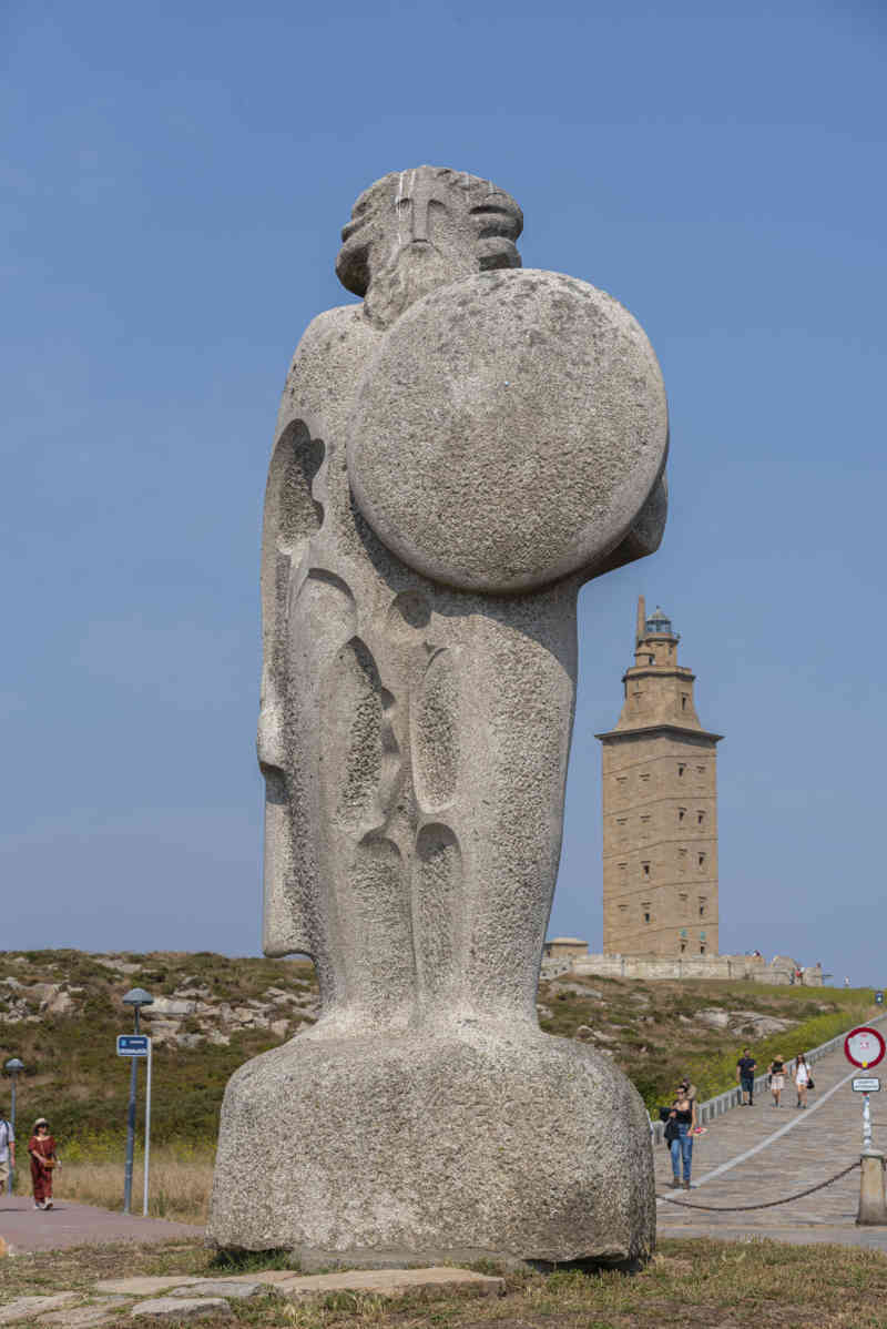 A Coruña 18 - estatua de Breogán y Torre de Hércules.jpg